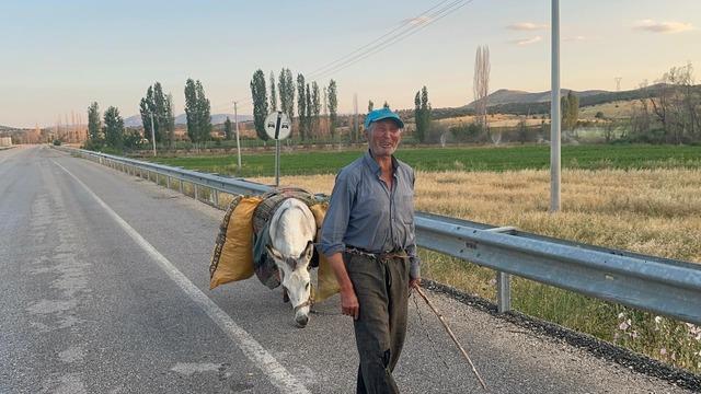 Tarlasında teknolojiye yer yok! 74 yaşında iki dönüm fasulyeyi böyle yetiştiriyor