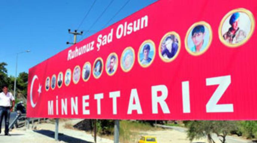 Şehitlerin fotoğrafları bilboarda asıldı