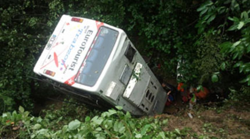 D&uuml;ğ&uuml;n konvoyunda kaza; 8 &ouml;l&uuml;, 31 yaralı