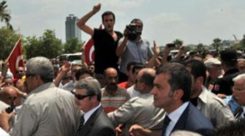 Şehit cenazesinde &Ccedil;elik'e tepki