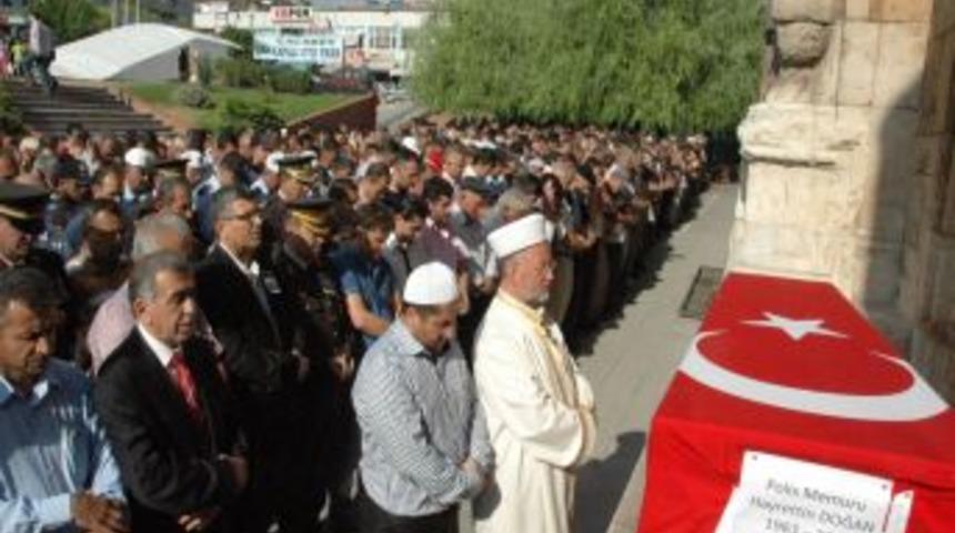 G&ouml;rev başındayken kalp krizi ge&ccedil;iren polis, memleketinde toprağa verildi
