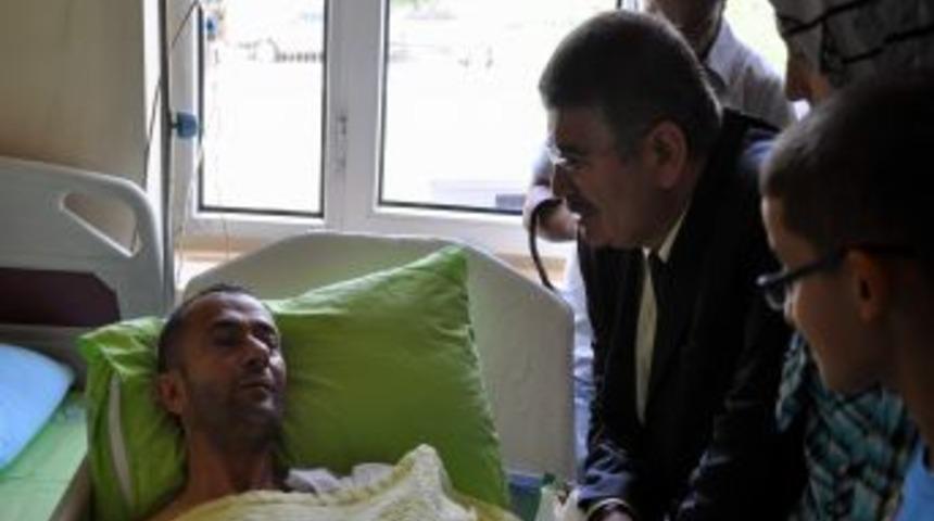 İ&ccedil;işleri Bakanı Şahin, yaralı polisi ziyaret etti