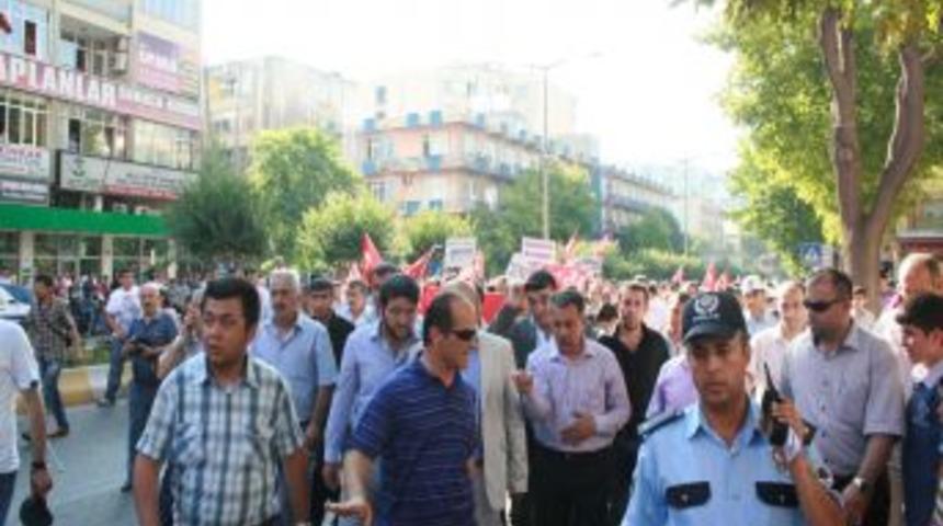 MHP ve CHP&rsquo;liler 13 şehit i&ccedil;in birlikte y&uuml;r&uuml;d&uuml;