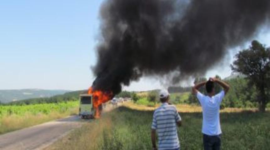 Şehit cenazesine giden yolcu minib&uuml;s&uuml; alev alev yandı