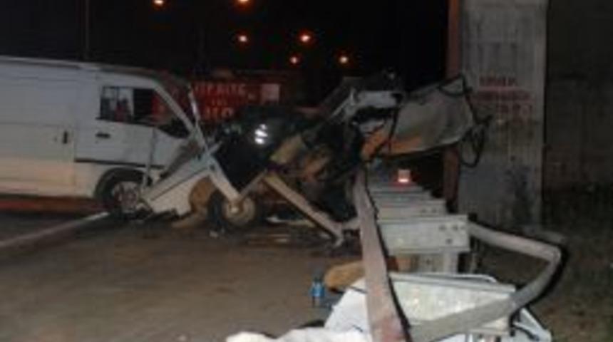 Yalova&rsquo;da trafik kazası: 2 &ouml;l&uuml;, 4 yaralı