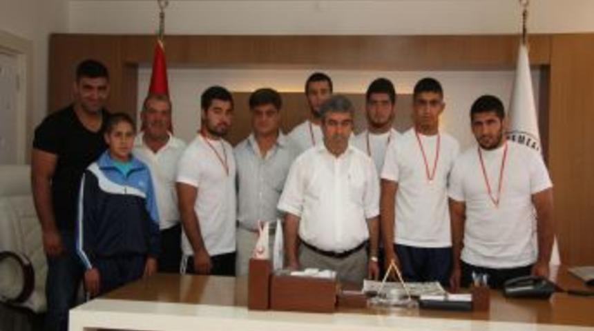 D&ouml;şemealtı Belediye Başkanı Tursun, g&uuml;reş&ccedil;ileri altınla &ouml;d&uuml;llendirdi