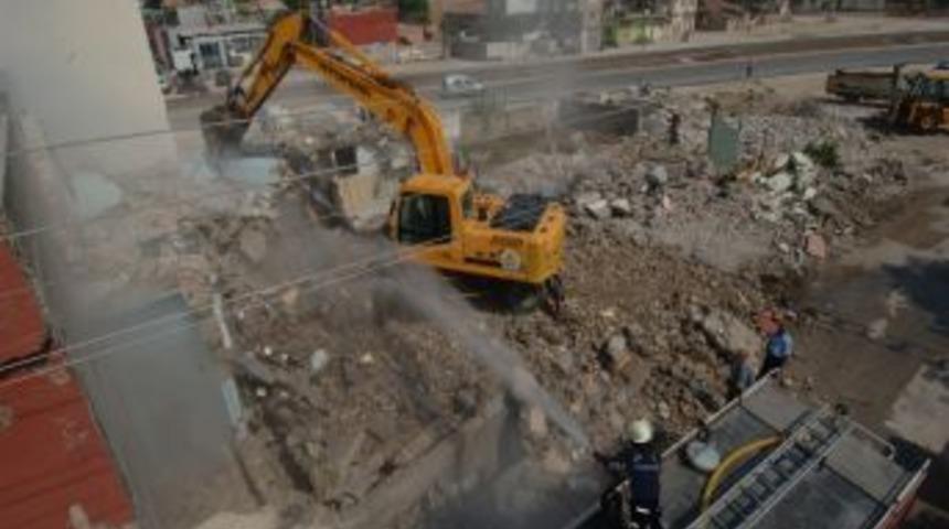 Kamulaştırılan binaların yıkımı s&uuml;r&uuml;yor