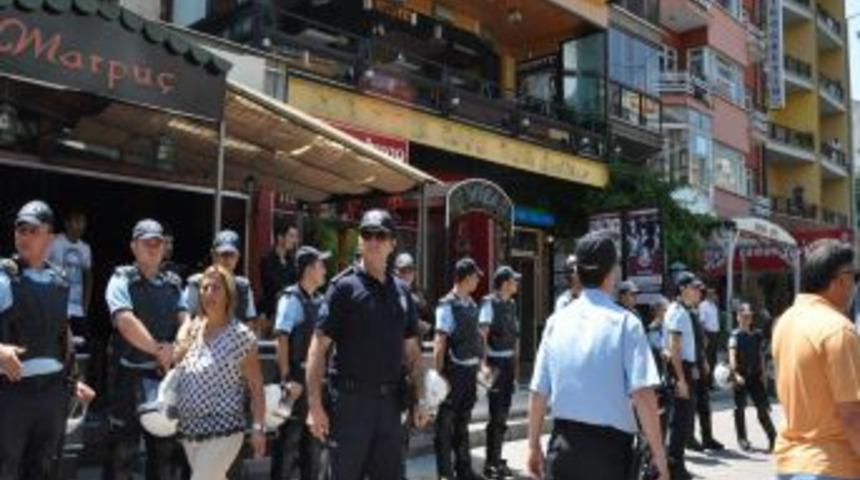 Şehitlere saygı y&uuml;r&uuml;y&uuml;ş&uuml;nde gergin anlar yaşandı