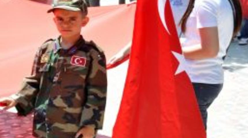 Kocaeli halkı 13 şehit i&ccedil;in y&uuml;r&uuml;d&uuml;