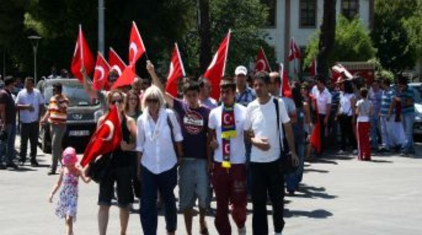 Muğla&rsquo;da bir grup, şehitler i&ccedil;in y&uuml;r&uuml;d&uuml;