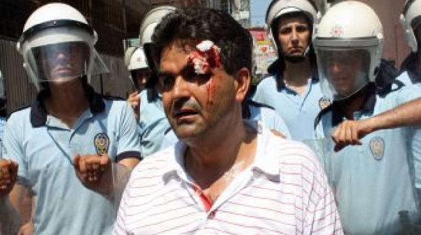 Şehit y&uuml;r&uuml;y&uuml;ş&uuml;nde bir derneğe saldıran kalabalıkla polis arasında arbede