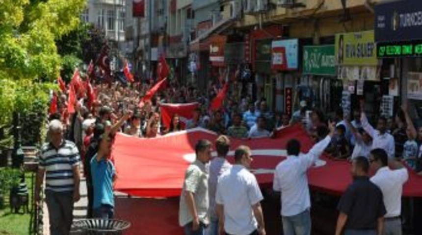 &Uuml;lk&uuml;c&uuml;lerin d&uuml;zenlediği şehitleri anma y&uuml;r&uuml;y&uuml;ş&uuml;nde ilgin&ccedil; provokasyon