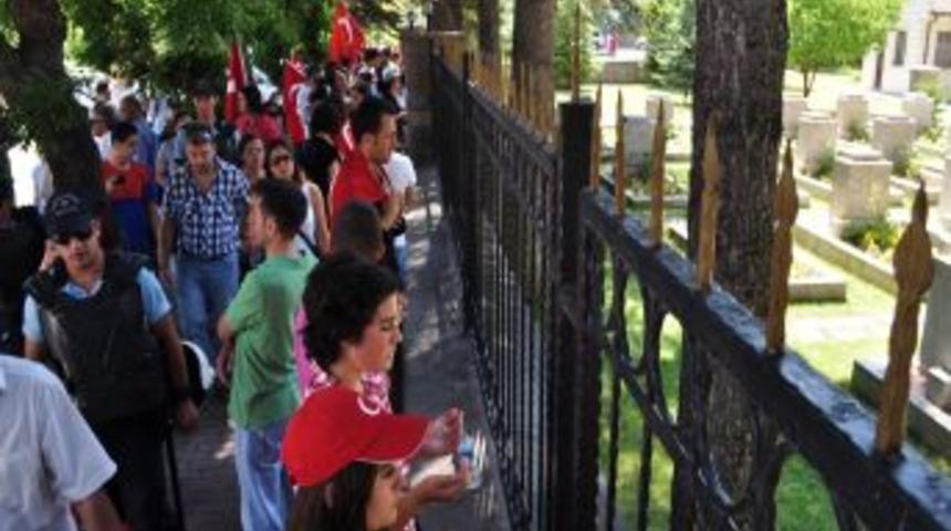 Eskişehirliler şehitliğe y&uuml;r&uuml;d&uuml;