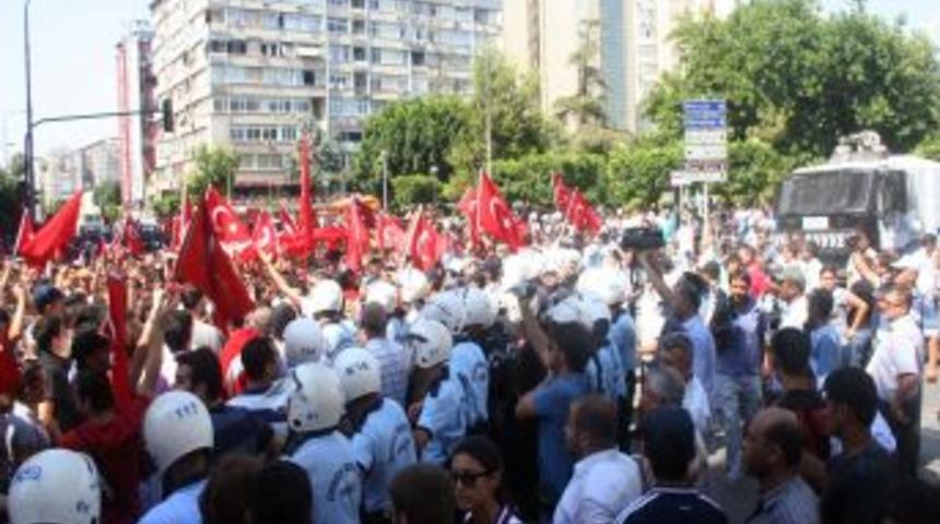 Adana'da ter&ouml;r protestosunda BDP binası taşlandı