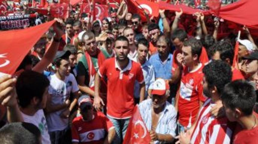 Antalya&rsquo;da 44 derece sıcaklıkta ter&ouml;re lanet y&uuml;r&uuml;y&uuml;ş&uuml;