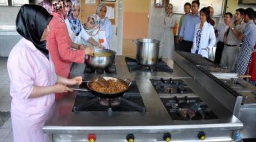 Kimsesizleri doyurmak i&ccedil;in aş&ccedil;ılığı &ouml;ğreniyorlar