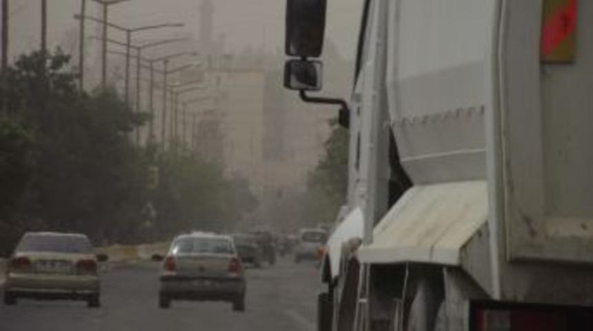 Toz bulutu Midyat’ta hayatı olumsuz etkiliyor