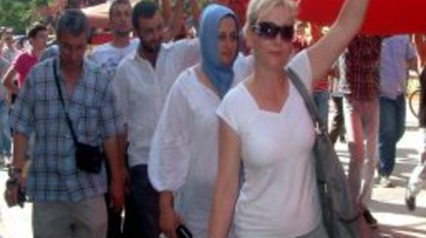 D&uuml;zceli gen&ccedil;ler şehitler i&ccedil;in y&uuml;r&uuml;d&uuml;