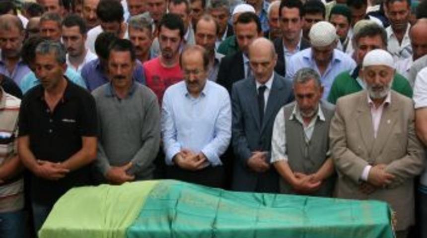 D&uuml;ğ&uuml;n konvoyunda hayatını kaybeden 8 kişi toprağa verildi