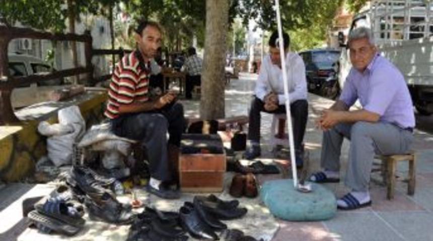 Ayakkabı boyacıları kalitesiz ve boya istemeyen ayakkabılardan dertli