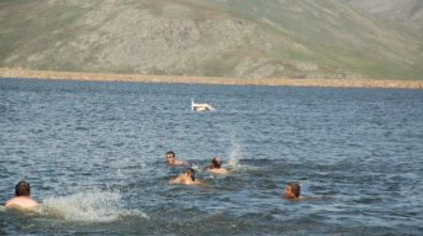 Deniz bisikleti devrilmesi sonucu g&ouml;lete d&uuml;şen iki &ccedil;ocuk kayboldu