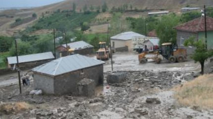 Sel suları k&ouml;y&uuml; harabeye &ccedil;evirdi