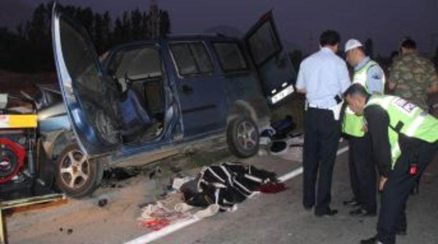 D&uuml;ğ&uuml;n d&ouml;n&uuml;ş&uuml; kaza: 3 &ouml;l&uuml;, 5 yaralı