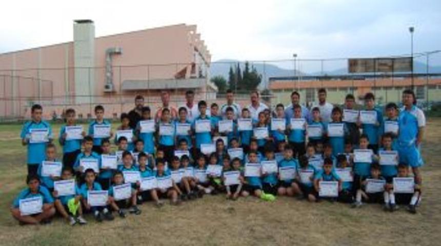 Kozan Belediyesi yaz futbol okulu sona erdi
