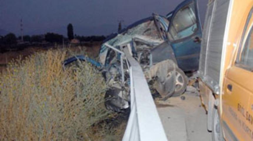 D&uuml;ğ&uuml;n d&ouml;n&uuml;ş&uuml; kaza; 3 &ouml;l&uuml;, 6 yaralı