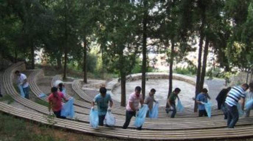 Kozanlı gen&ccedil;ler &ccedil;evre temizliği yaptı