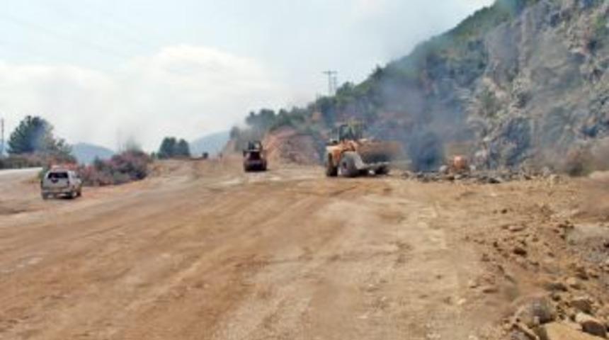 Kozan Feke arasındaki yol &ccedil;alışmaları devam ediyor