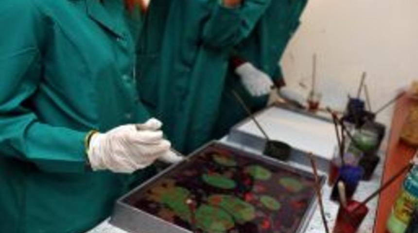 Amerikalı öğrenciler, Türkiye sevgisini ‘ebru’ya nakşetti