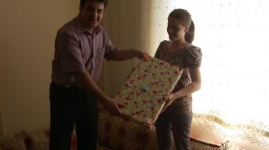 Silopi Kaymakamı Yıldız, T&uuml;rkiye birincisi &ouml;ğrenciyi &ouml;d&uuml;llendirdi