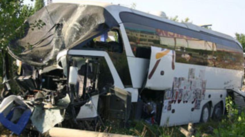 Yolcu otob&uuml;s&uuml; direğe &ccedil;arptı; 40 yaralı