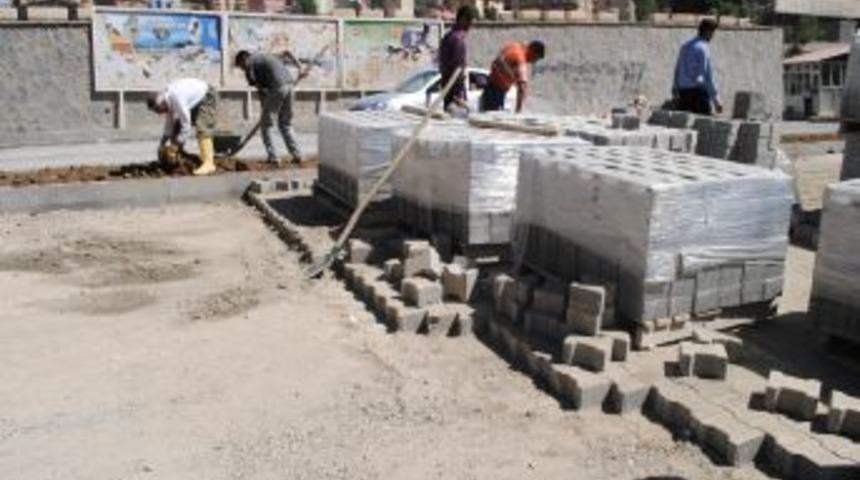 Hakkari&rsquo;de caddeler parkeyle kaplanıyor