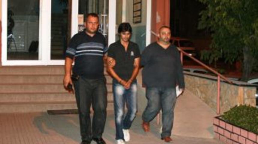 &Ccedil;aldığı kredi kartı ile alem yaparken yakalandı