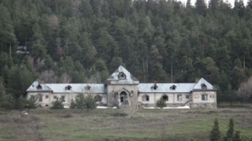 Tarihi Katerina Köşkü ahır olarak kullanılıyor