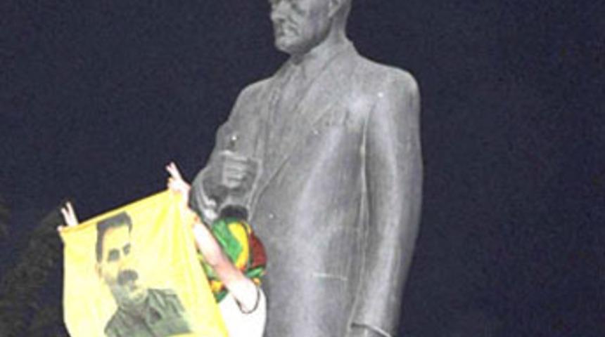 Atat&uuml;rk anıtı &ouml;n&uuml;nde &Ouml;calan posterleri