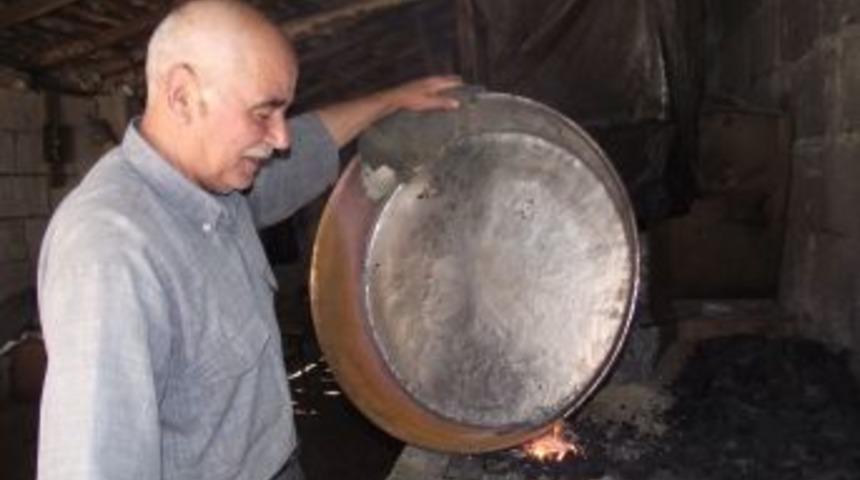 46 yıllık kalay ustası, mesleğini devam ettirecek &ccedil;ırak bulamıyor