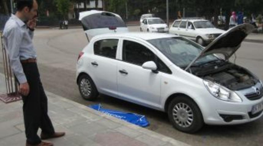 Haberciler, otomobil motorundan kedi kurtardı