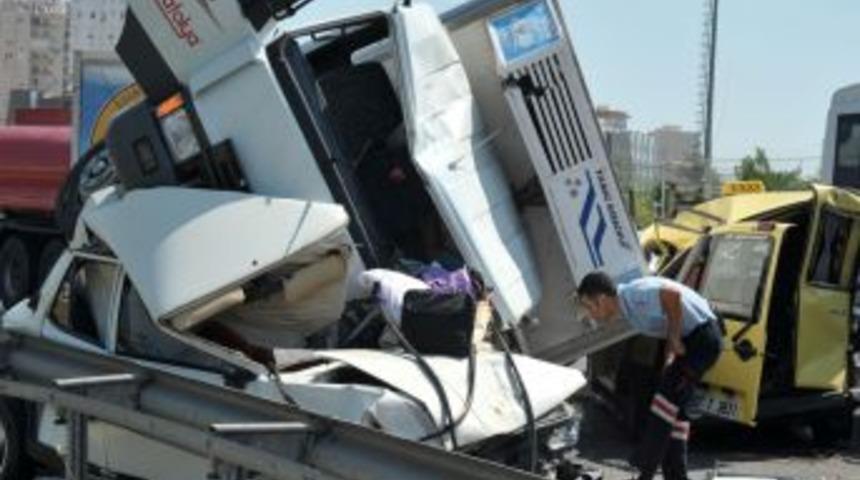 Freni patlayan kamyon otomobili altına aldı: Biri &ccedil;ocuk 3 yaralı