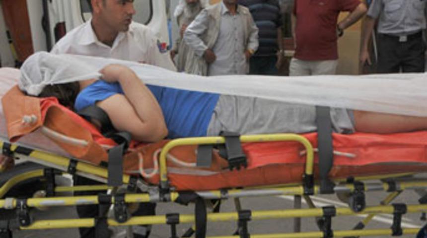 Eşini ve kızını keserle yaraladı