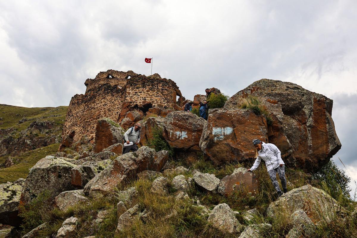 Üç tarafı uçurumlarla çevrili! Bölgenin en gizemli noktalarından biri 4