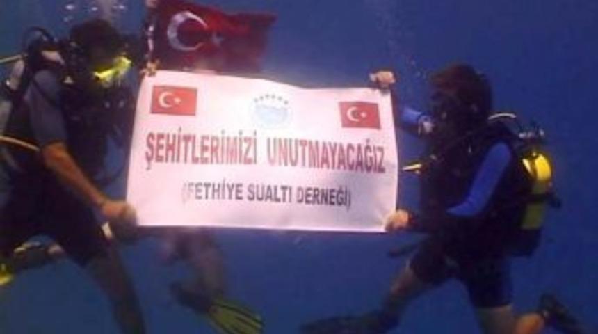 Şehitler i&ccedil;in su altında saygı duruşunda bulundular