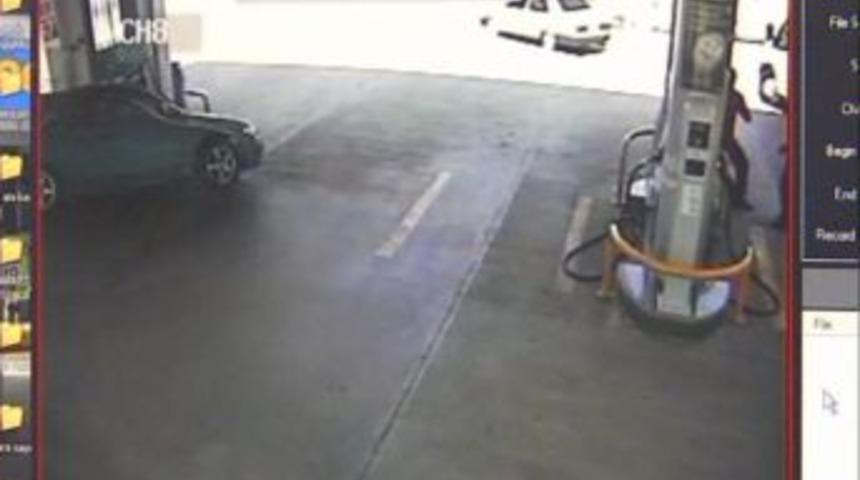 Otomobil benzin istasyonuna daldı: 1 yaralı