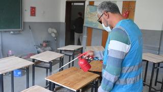 Osmaniye'de yükümlüler okullarda bakım ve onarım çalışması yapıyor
