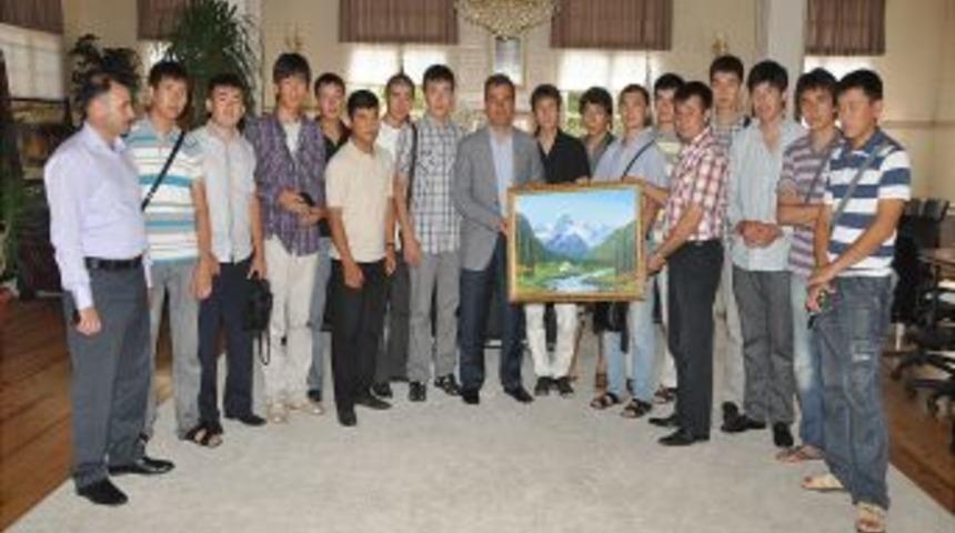 Kırgız &ouml;ğrenciler Ey&uuml;p Belediyesi'ni ziyaret etti