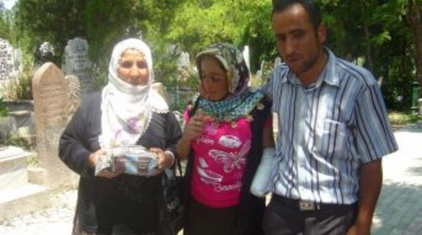 Kesilen kolunu g&ouml;zyaşlarıyla toprağa verdi