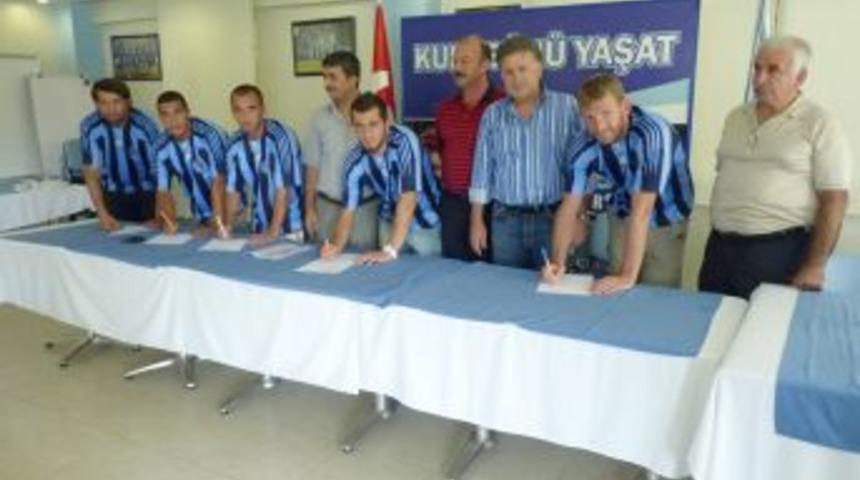 Demirspor anlaşmaya vardığı 8 oyuncuyla resmi s&ouml;zleşme imzaladı