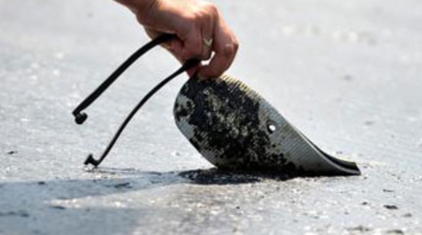 Terlikler, eriyen asfalta yapıştı